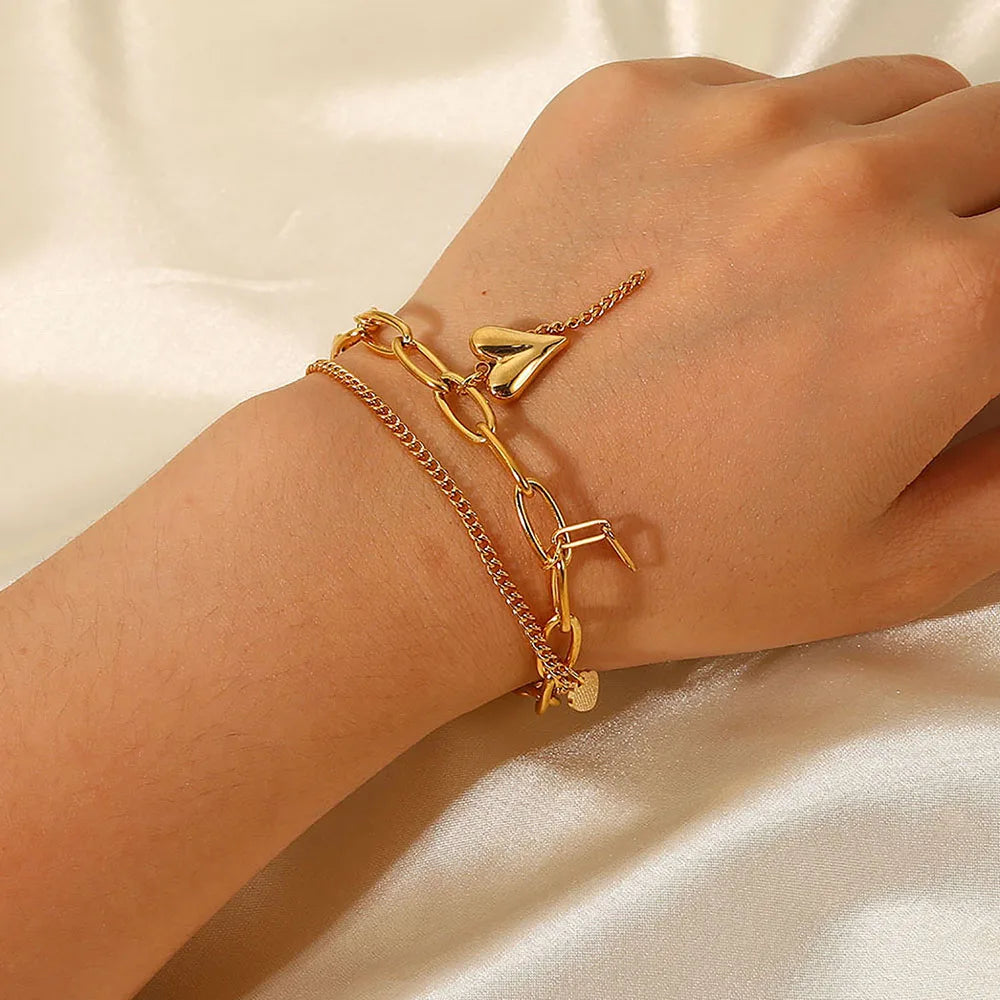 Donna You pulseira com pingentes de coração e estrela, corrente em camadas.