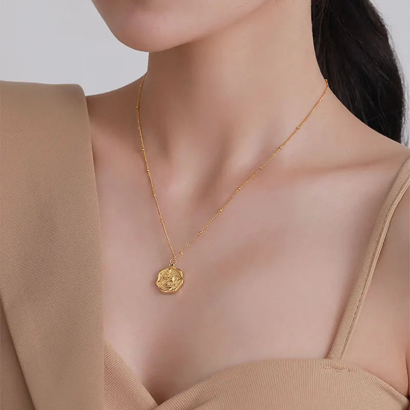 Donna you Colar com pingente redondo floral dourado