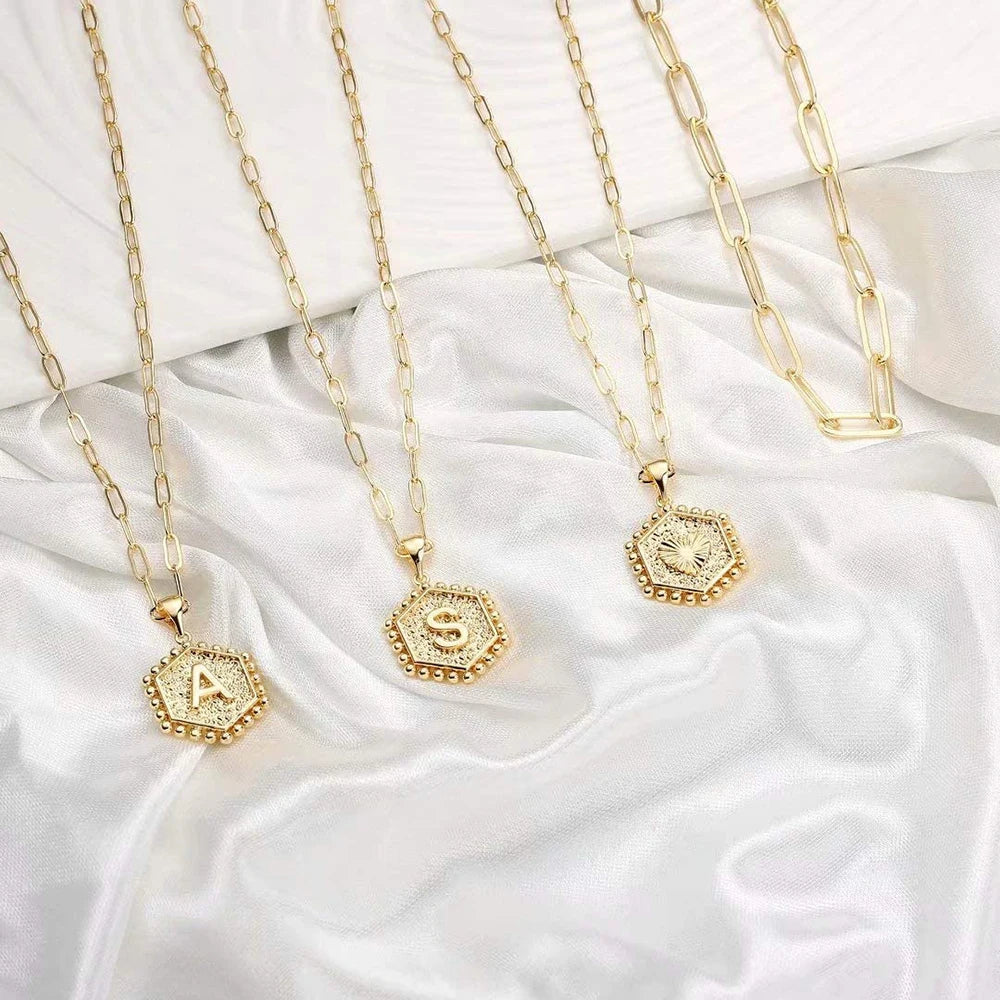 Corrente Cartier 2 em 1 com Pingente Geométrico com sua Inicial - Banhado a Ouro 18k