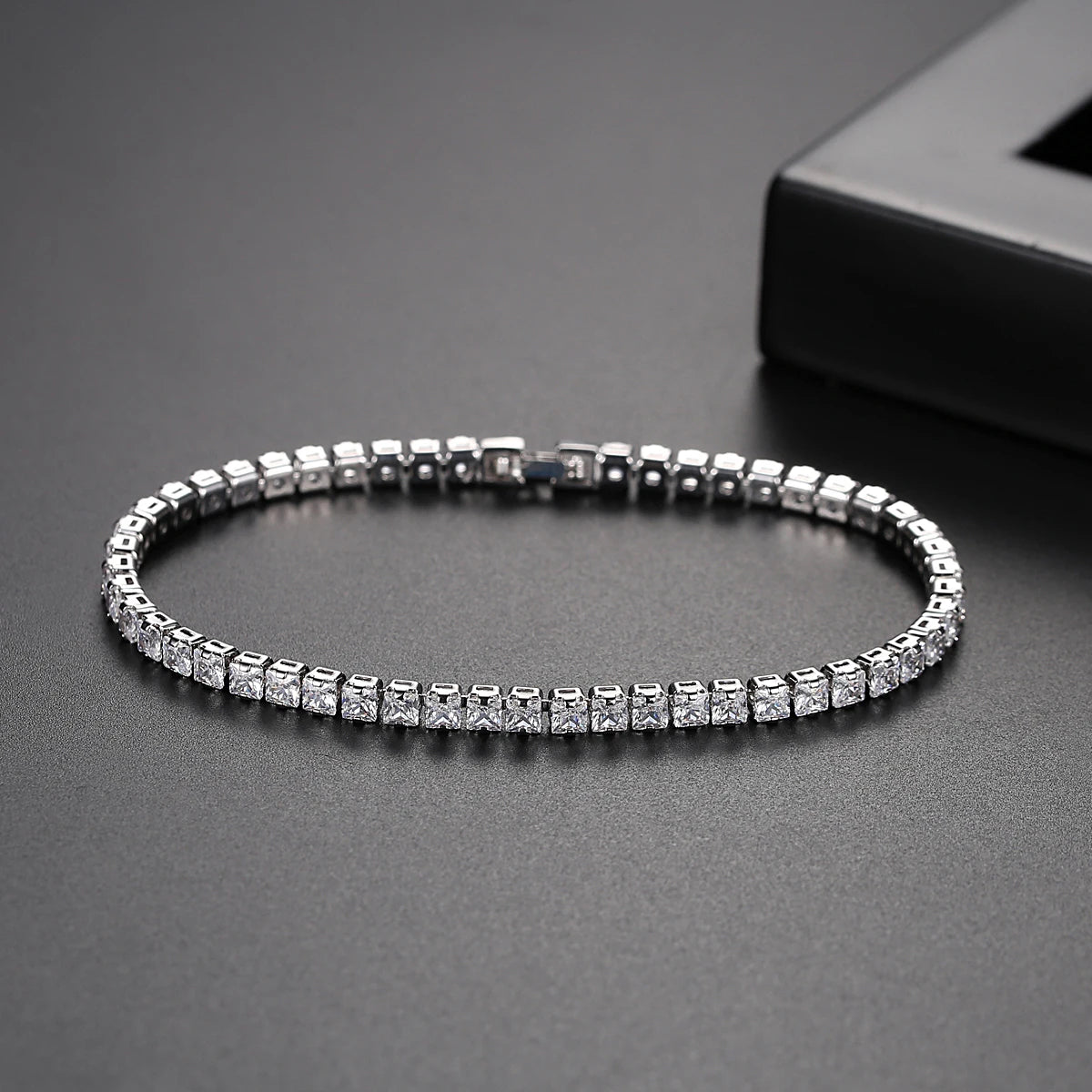 Pulseira Gold Donna You com zircônias brilhantes