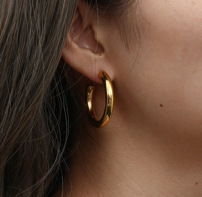 BRINCO ARGOLA LISA BANHADO A OURO 18K PARA MULHERES E PRATA ESTRELINA 925