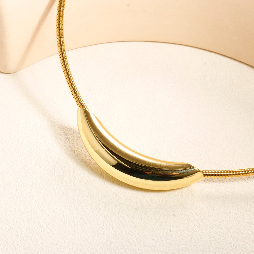 donna you colar clássico com pingente curvado banhado a ouro 18k