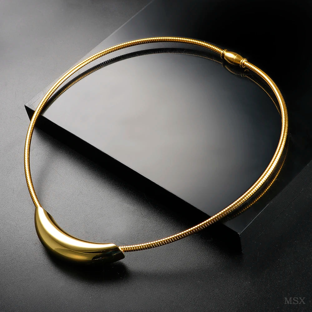 donna you colar clássico com pingente curvado banhado a ouro 18k