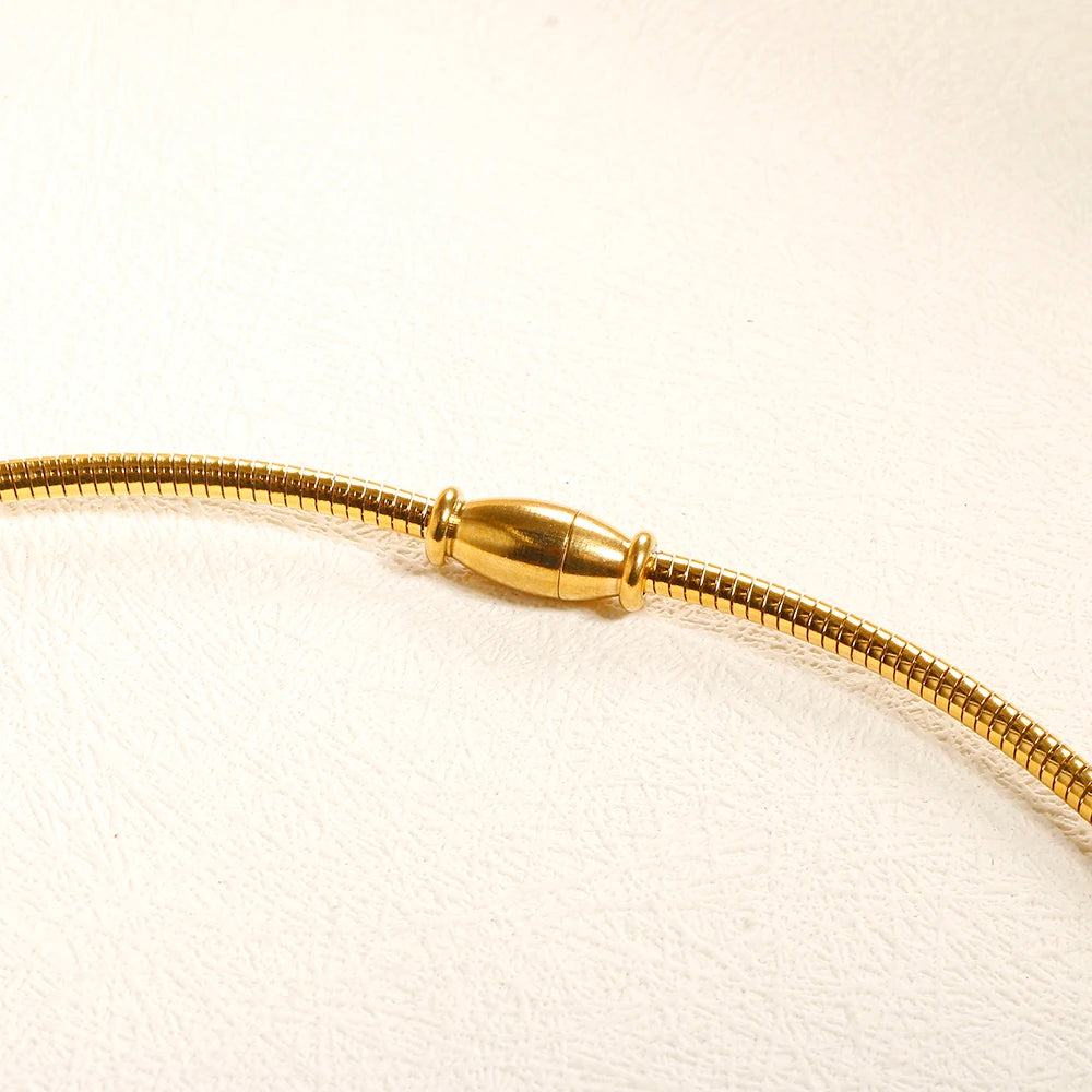 donna you colar clássico com pingente curvado banhado a ouro 18k