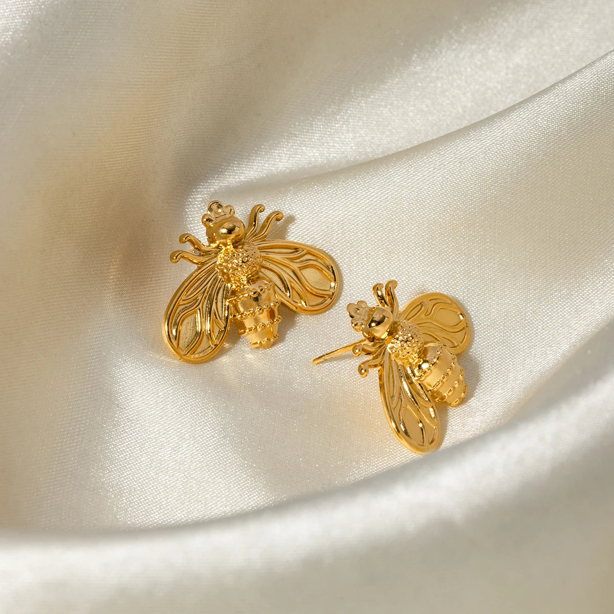 Brinco Abelha Banhado a Ouro 18k