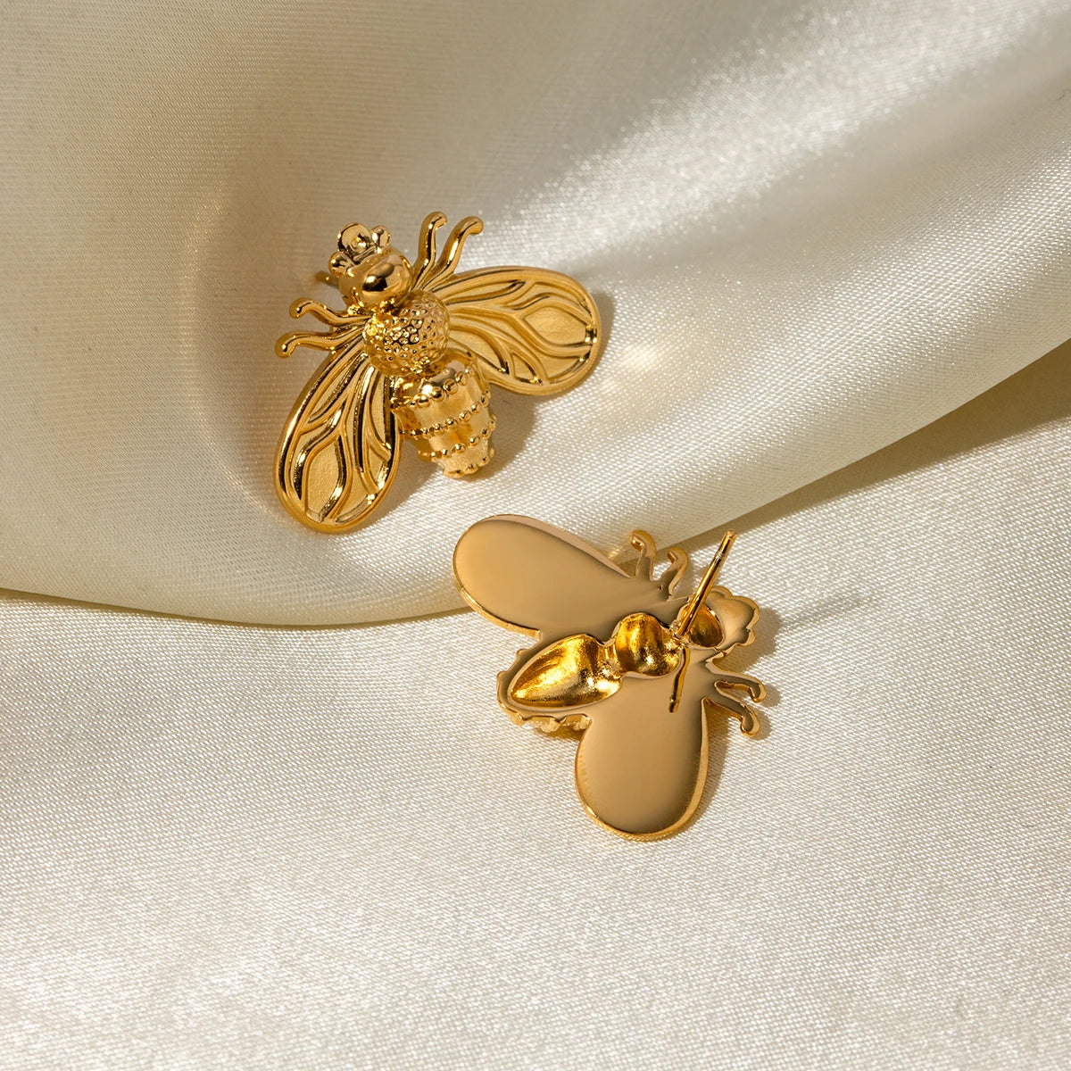 Brinco Abelha Banhado a Ouro 18k