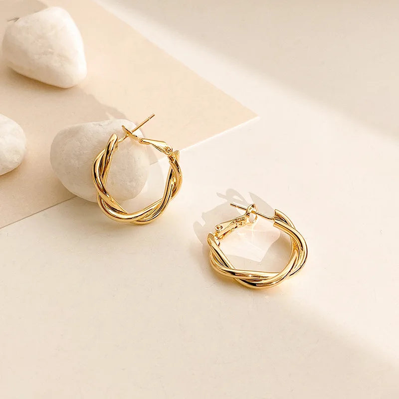 BRINCO ARGOLA TRANÇADA BANHADO A OURO 18K