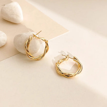 BRINCO ARGOLA TRANÇADA BANHADO A OURO 18K