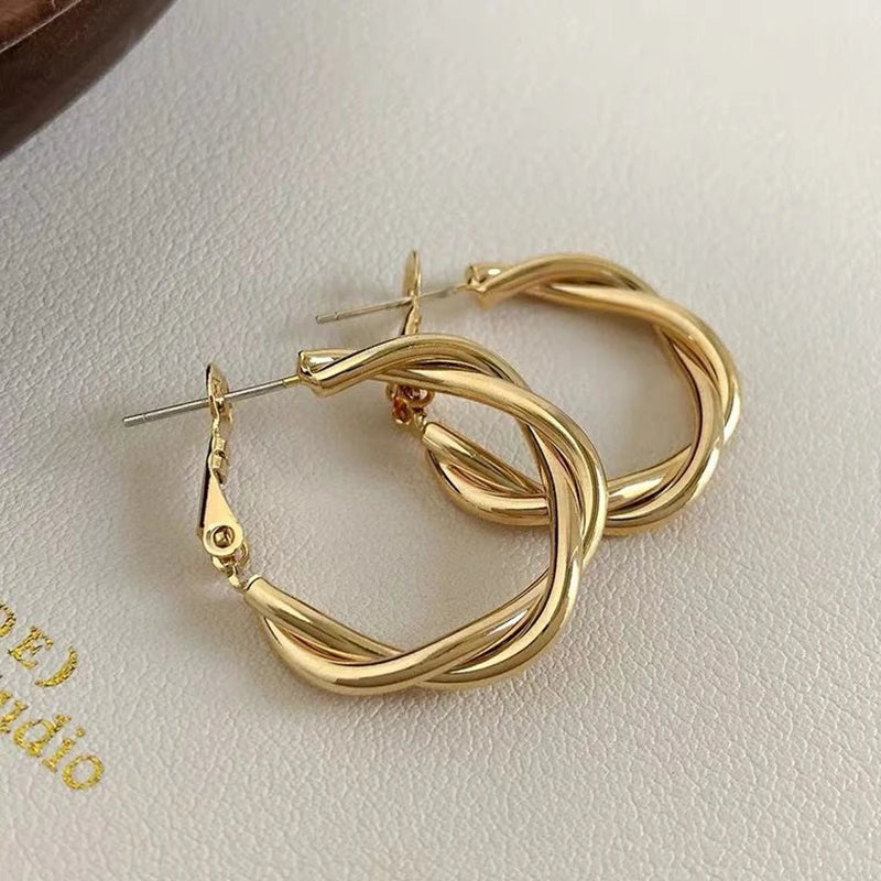 BRINCO ARGOLA TRANÇADA BANHADO A OURO 18K