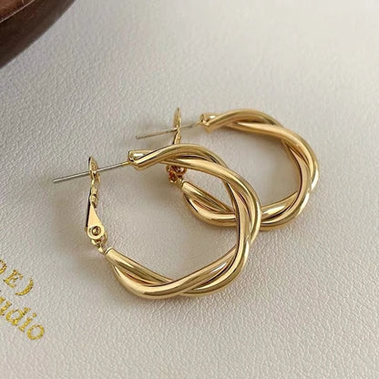 BRINCO ARGOLA TRANÇADA BANHADO A OURO 18K
